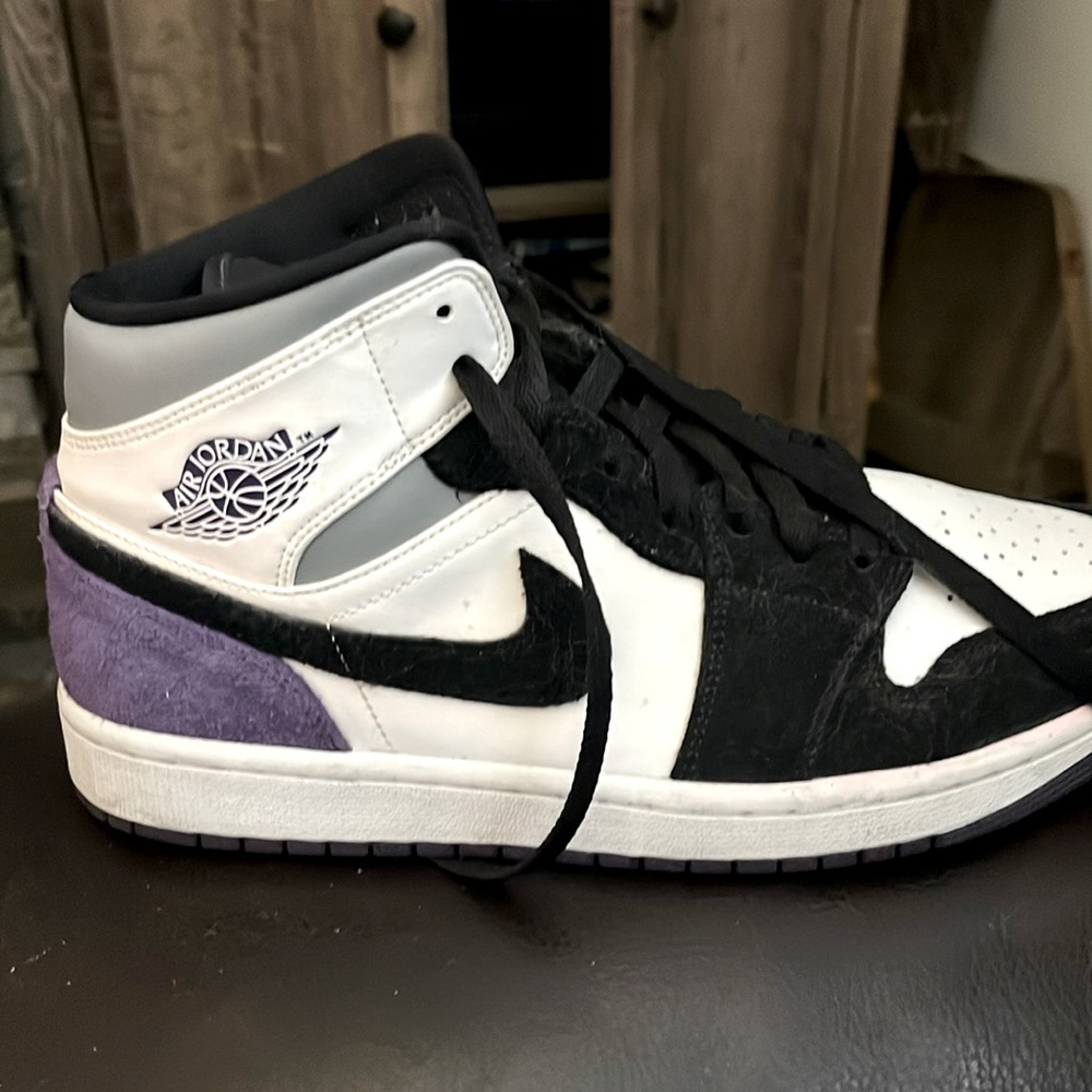 Popular men’s Jordan 1 Mid
SE Purple